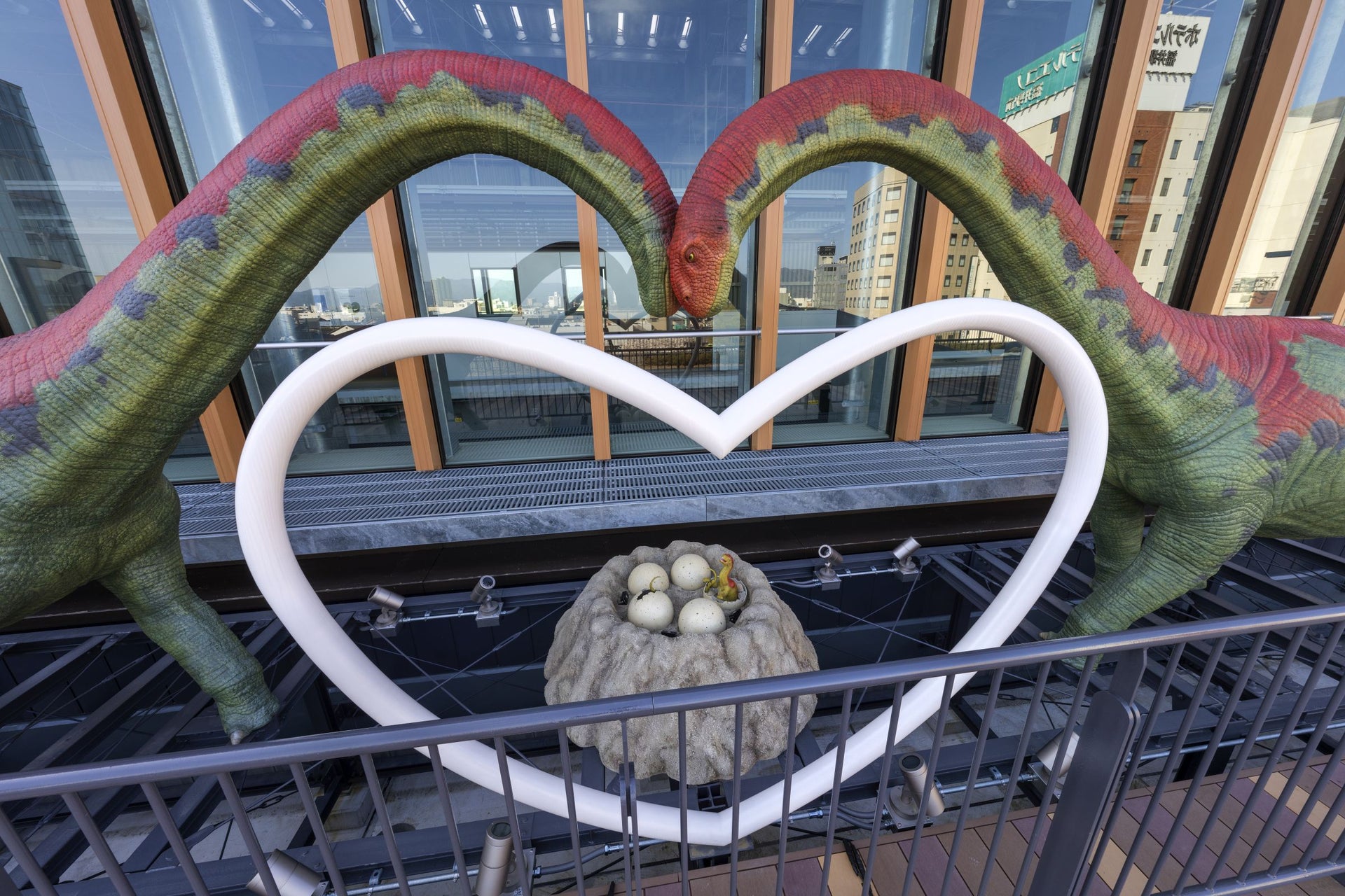 福井市観光交流センター 屋上広場 恐竜モニュメント